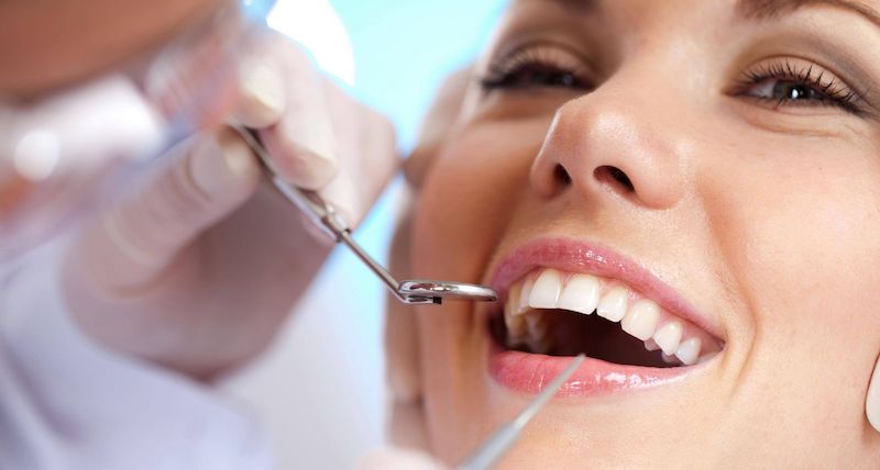 Bọc sứ cho răng sâu giúp răng tránh những tổn thương từ các tác động bên ngoài