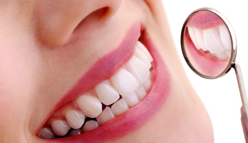 Những người bị rụng mất răng có thể phục hồi bằng phương pháp làm cầu răng sứ