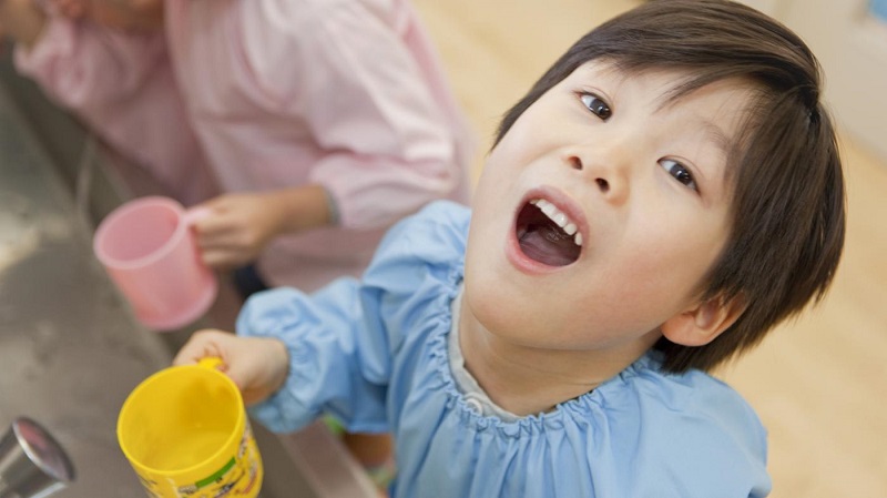 Hướng dẫn trẻ súc miệng nước muối mỗi ngày để hạn chế sún răng