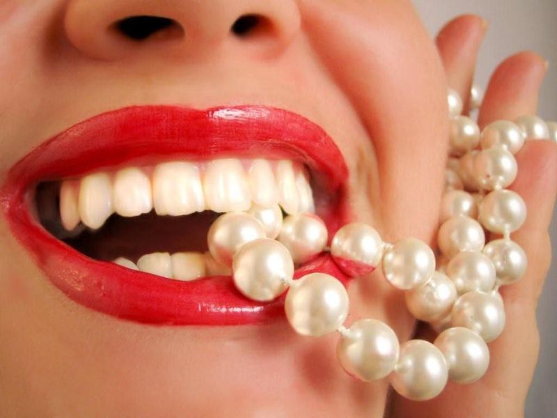 Các thói quen xấu của người sử dụng có thể làm giảm tuổi thọ của răng sứ