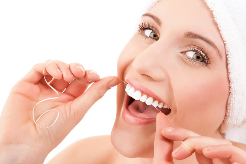 Vệ sinh răng sứ đúng cách giúp kéo dài hạn sử dụng của răng sứ