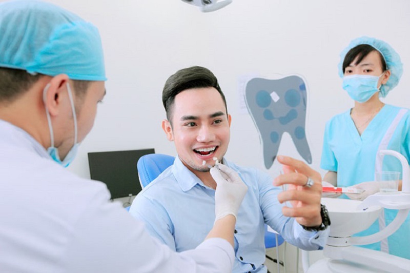 Đến nha khoa để được thăm khám cũng như tư vấn chi phí thực hiện bọc răng sứ không kim loại