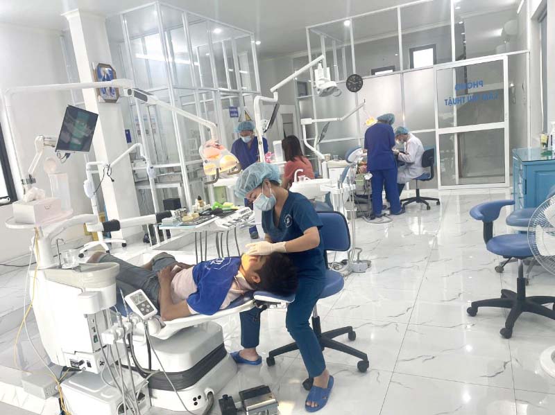 Đội ngũ bác sĩ tại nha khoa Thành Đạt Sài Gòn điêu trị cho khách hàng