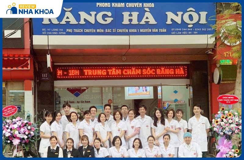 Nha khoa Răng Hà Nội tiếp đón đông đảo khách hàng mỗi ngày đến khám và điều trị bệnh lý răng miệng, thẩm mỹ nha khoa