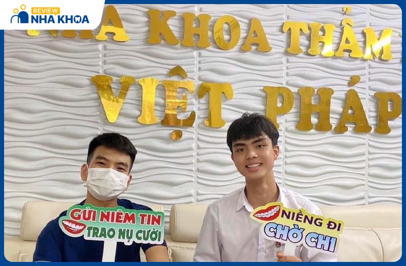 Nha khoa Việt Pháp Đà Nẵng khám và tư vấn kỹ lưỡng, sử dụng mặt dán sứ Veneer có độ chuẩn xác cao