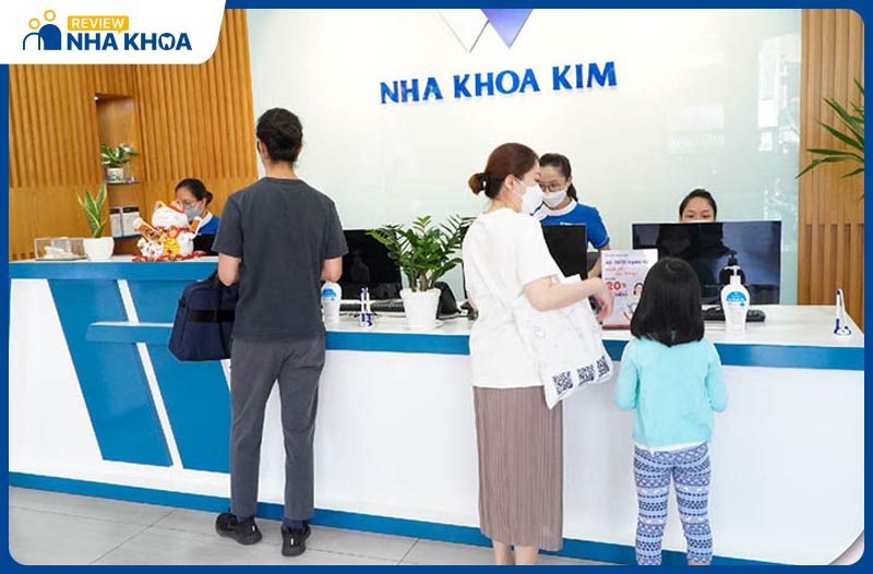 Nha khoa Kim sở hữu y bác sĩ chuyên nghiệp và tay nghề giỏi, giúp chăm sóc khách hàng tận tâm